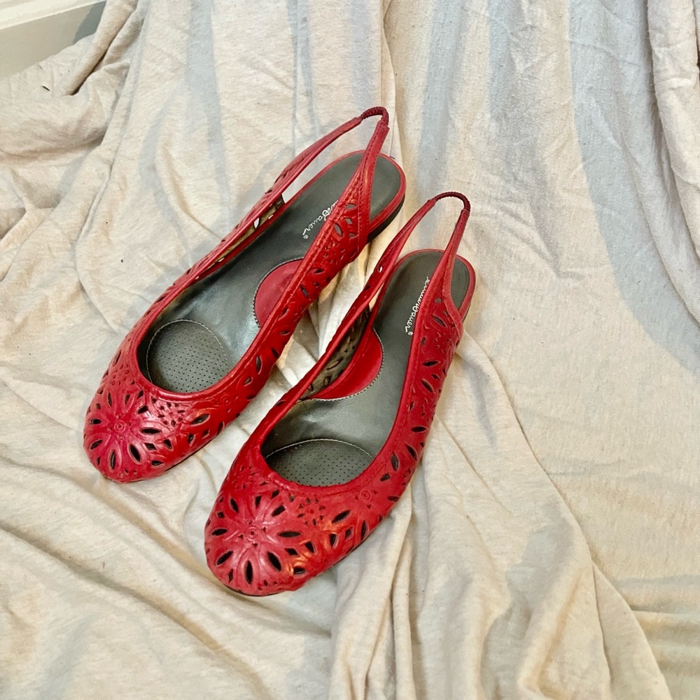 Eddie Bauer cutout red flats / slingback